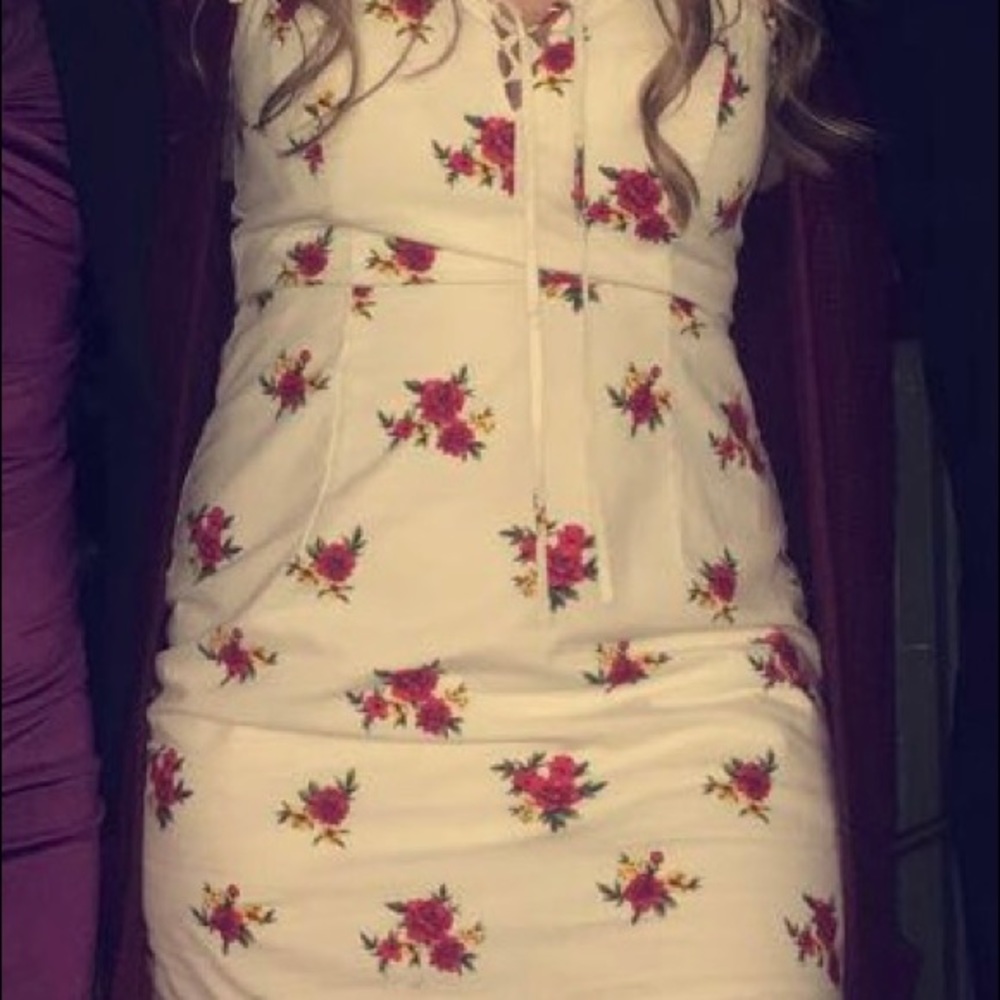 WHITE FLORAL MINI FITTED DRESS